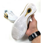 کفش کتونی نایک تمپو مخصوص فوتسال رنگ سفید طلایی